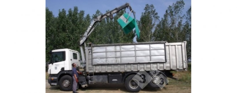 Imagem&nbsp;4. Caminh&atilde;o externo de retirada de carca&ccedil;as na&nbsp;granja. Foto cortesia de Secanim (Espanha).
