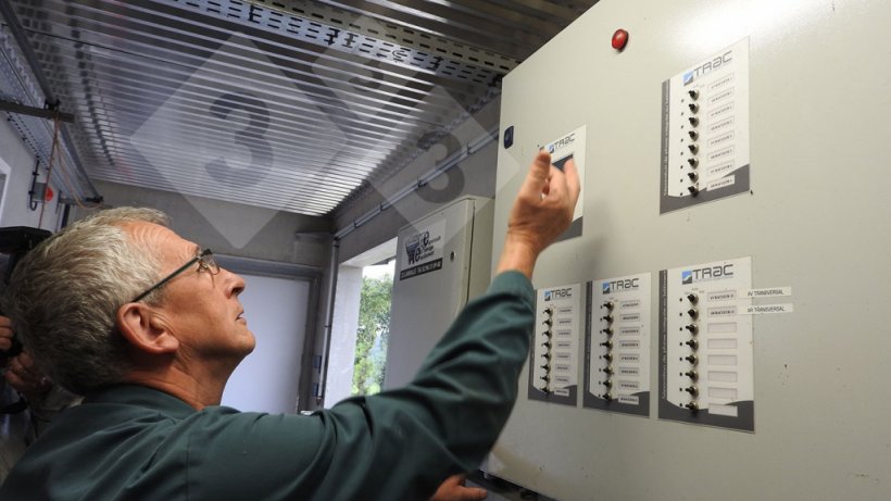 O Sr. Talibart nos mostra o painel de controle do raspador de cada galp&atilde;o.
