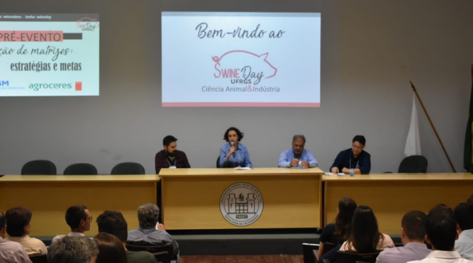 Foto 1: Espa&ccedil;o de discuss&atilde;o do primeiro bloco de palestras do pr&eacute;-evento, ministradas por Mauricio Prata, Diogo Magnabosco e Ricardo Nagae, com Ana Paula Mellagi como moderadora.
