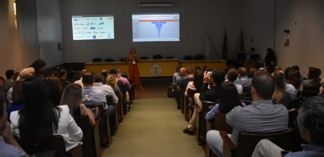 Foto 2: Palestra de abertura do evento, &quot;Condena&ccedil;&otilde;es de carca&ccedil;as e novas tecnologias no setor frigor&iacute;fico su&iacute;nicola&quot;, ministrada po Liris Kindlein.
