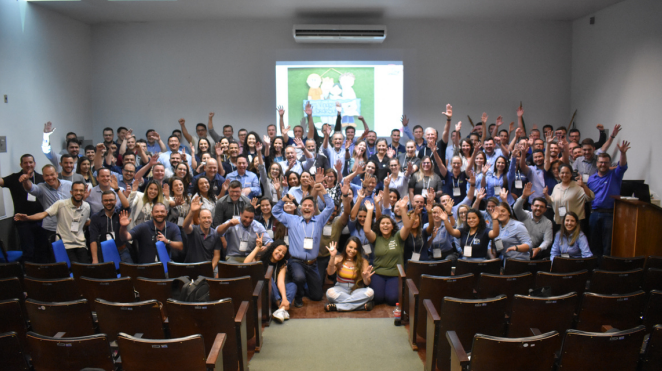 Foto 3: Participantes do Swine Day UFRGS 2022 no t&eacute;rmino do evento.
