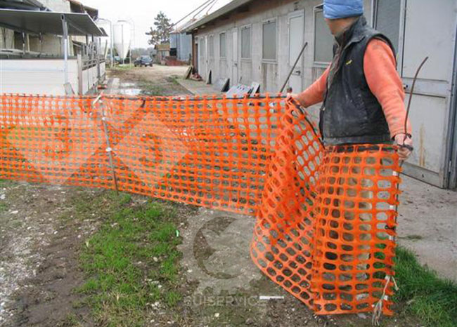 De forma simples e r&aacute;pida, uma &uacute;nica pessoa pode ajeitar a malha entre as duas portas. Assim que o movimento do animal estiver completo, remova a barreira rolando-a para o lado.
