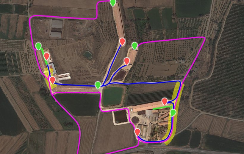 Imagem 7. Representa&ccedil;&atilde;o das modifica&ccedil;&otilde;es propostas incorporando os novos cais de carga (pontos verdes). A zona de risco de contamina&ccedil;&atilde;o cruzada (risco amarelo) entre o cais de carga interno (azul) e o externo (lil&aacute;s) foi reduzida a 2 pontos gra&ccedil;as &agrave; abertura/adequa&ccedil;&atilde;o de caminhos e &agrave; modifica&ccedil;&atilde;o da cerca.
